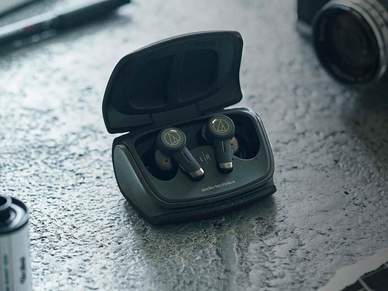 Die neuen Ohrstöpsel von Audio-Technica erzielen einen Premium-Look mit stilvollen, minimalen Bronzeverzierungen.  - Die neuesten Ohrhörer von Audio-Technica sind mit antibakteriellem UV-Licht ausgestattet