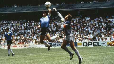 Maradonas umstrittenes Handspiel brachte Argentinien bei der Weltmeisterschaft 1986 gegen England mit 1:0 in Führung. 