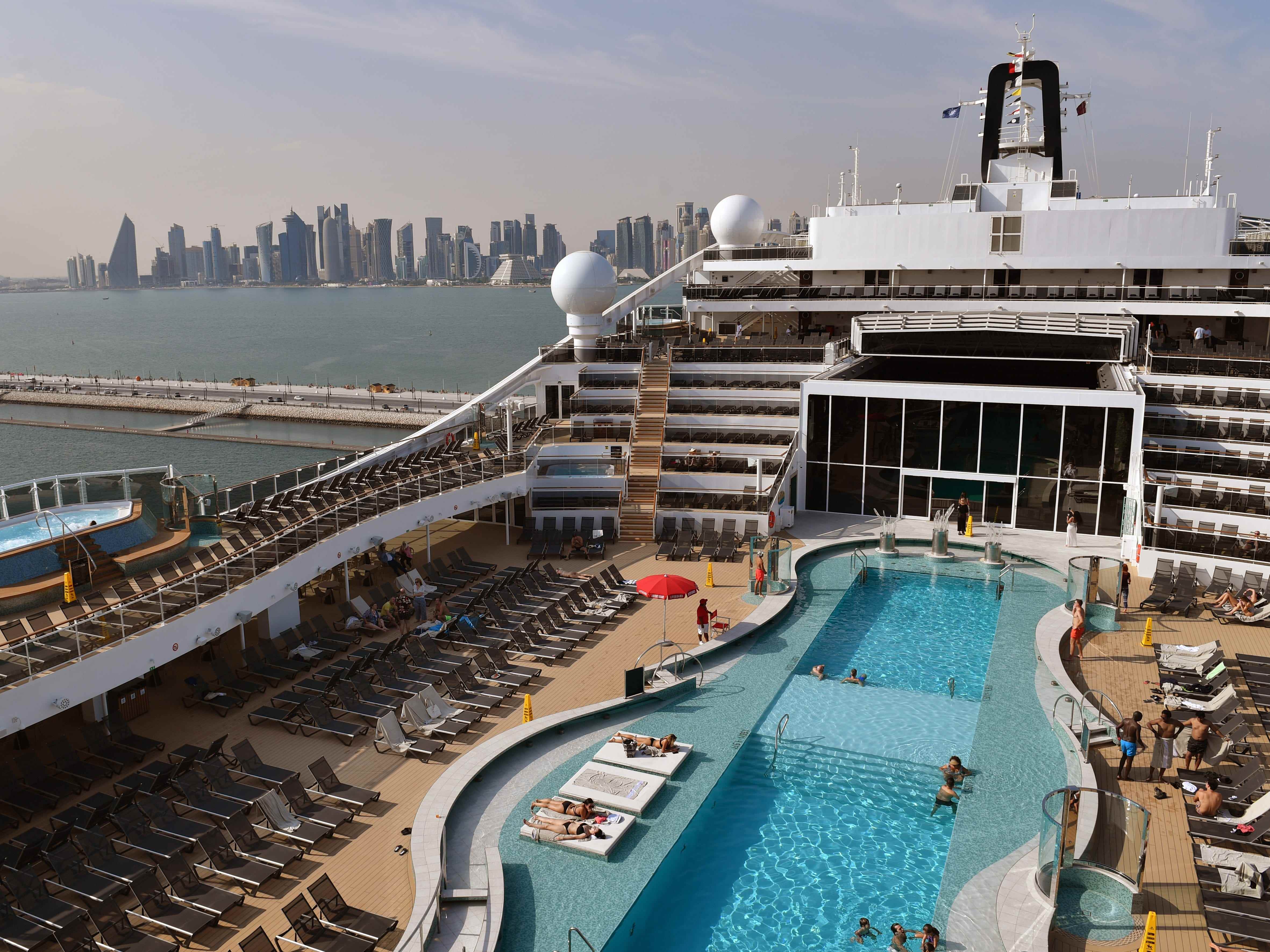 Gäste entspannen sich am 12. November 2022 an Bord der MSC World Europa in Doha, Katar, neben dem Pool.