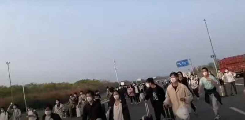 Screenshot aus dem Video zeigt Foxconn-Arbeiter in Zhengzhou, die den Campus des Werks verlassen - Besorgt über den Mangel an iPhone 14 Pro zu Weihnachten, präsentiert Foxconn ein Hail Mary-Stück