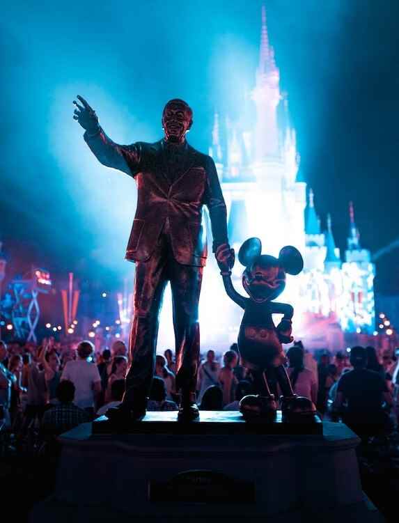 Diese Statue hätte geändert werden können, indem Steve Jobs Mickey Mouse ersetzt hätte - Gerüchteweise Apple-Disney-Fusion, die von dem zurückkehrenden Disney-CEO Bob Iger angesprochen wurde