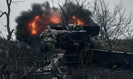 Ukrainische Soldaten feuern am Sonntag, den 20. November Artillerie auf russische Stellungen in der Nähe von Bachmut in der Region Donezk in der Ukraine.