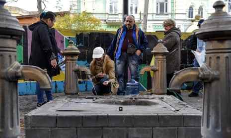 Menschen nehmen Wasser aus einer Pumpe in Kiew, Ukraine, 31. Oktober 2022.