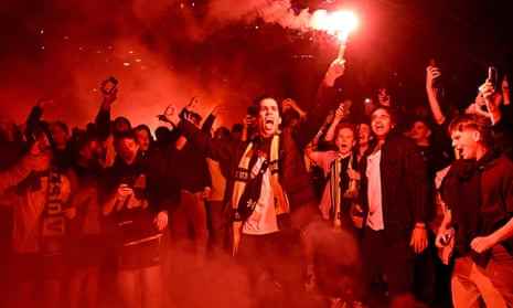 Australische Fans feiern in Melbourne nach Australiens Sieg über Dänemark (Foto von William West/AFP via Getty Images)