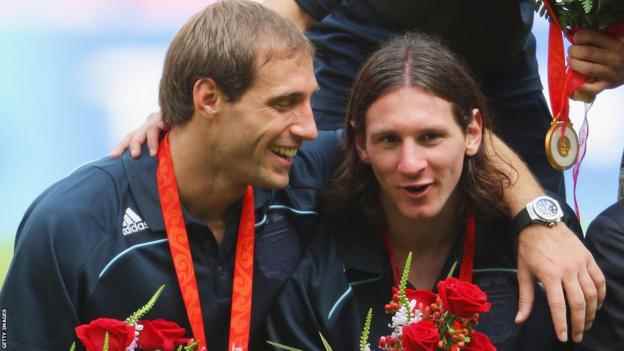 Pablo Zabaleta und Lionel Messi erhalten ihre Goldmedaille bei den Olympischen Spielen 2008