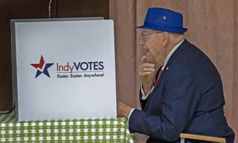 Ein Wähler in Indianapolis früher am Dienstag.