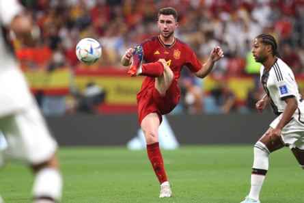 Spaniens Aymeric Laporte passt den Ball gegen Deutschland