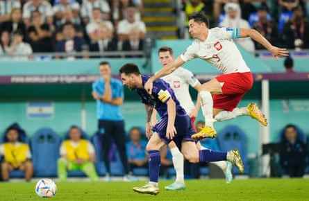 Der Argentinier Lionel Messi schüttelt die Herausforderung des Polens Robert Lewandowski ab.