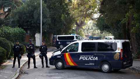 Die Polizei steht nach einer Briefbombenexplosion am 30. November 2022 in der Nähe der ukrainischen Botschaft in Madrid.