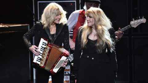Christine McVie (links) und Stevie Nicks treten 2018 gemeinsam in der Radio City Music Hall auf.