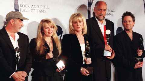 Nachdem Fleetwood Mac 1998 in die Rock & Roll Hall of Fame aufgenommen wurde, verließ Christine McVie (Dritte von links) die Band.