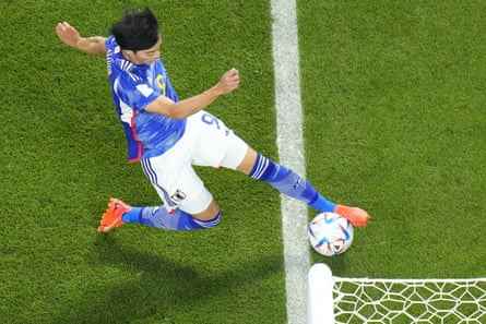 Japans Kaoru Mitoma streckt sich, um zu versuchen, den Ball im Vorfeld des Siegers im Spiel zu halten.