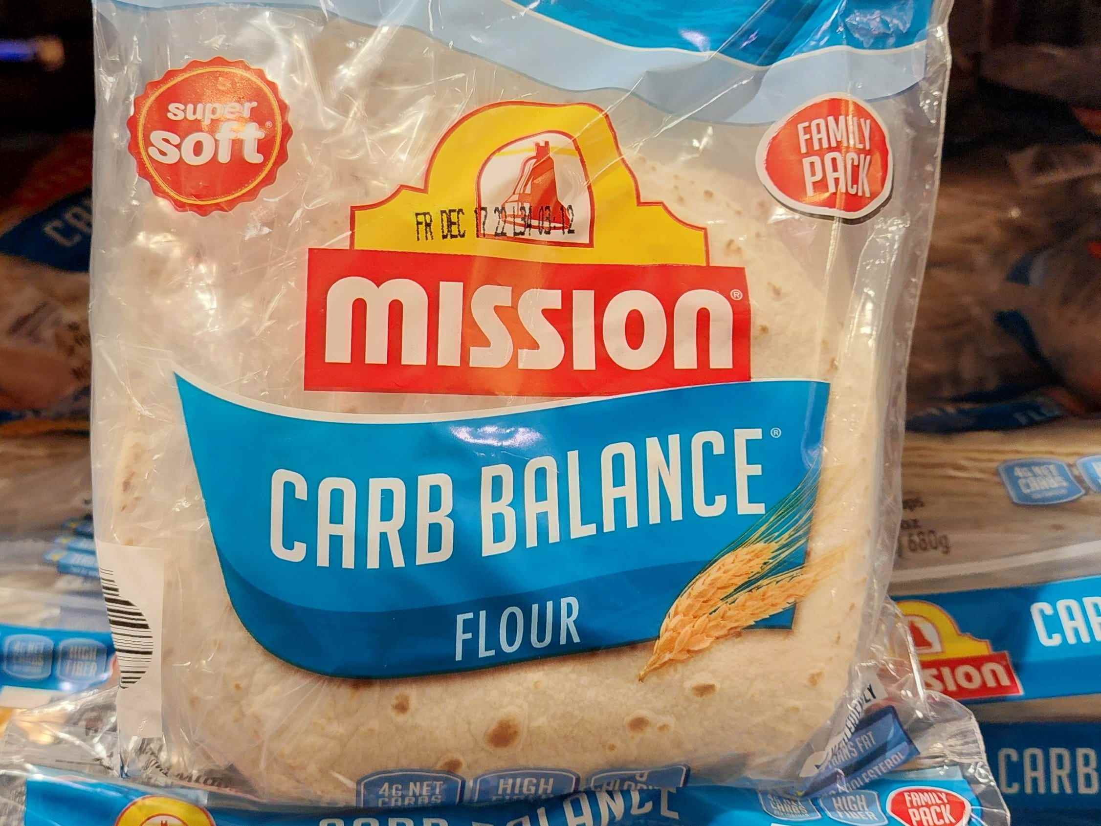 Der Autor hält eine Packung Mission Carb-Balance-Mehl-Tortillas in der Hand