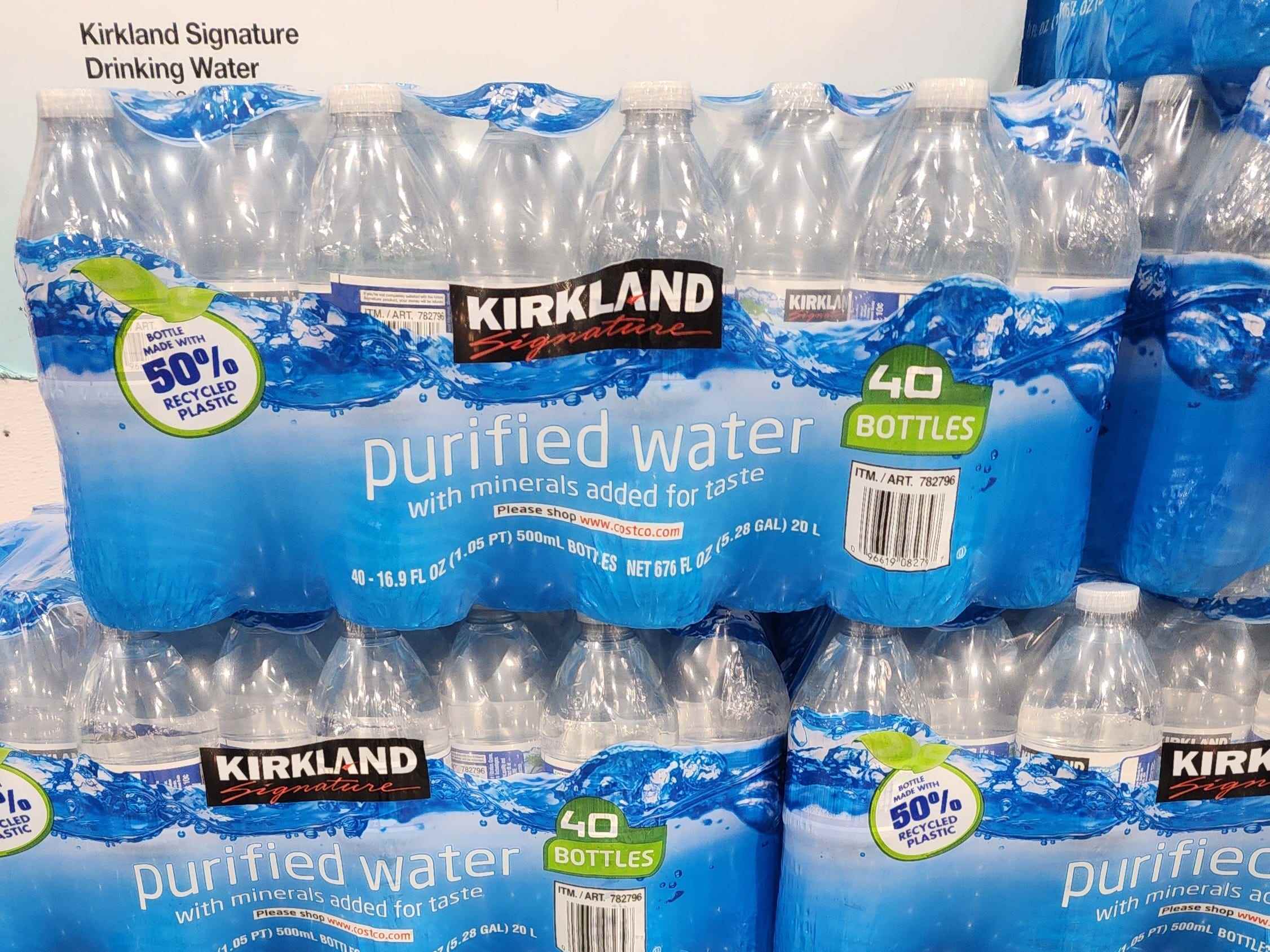 Pakete mit Kirkland Signature Wasserflaschen