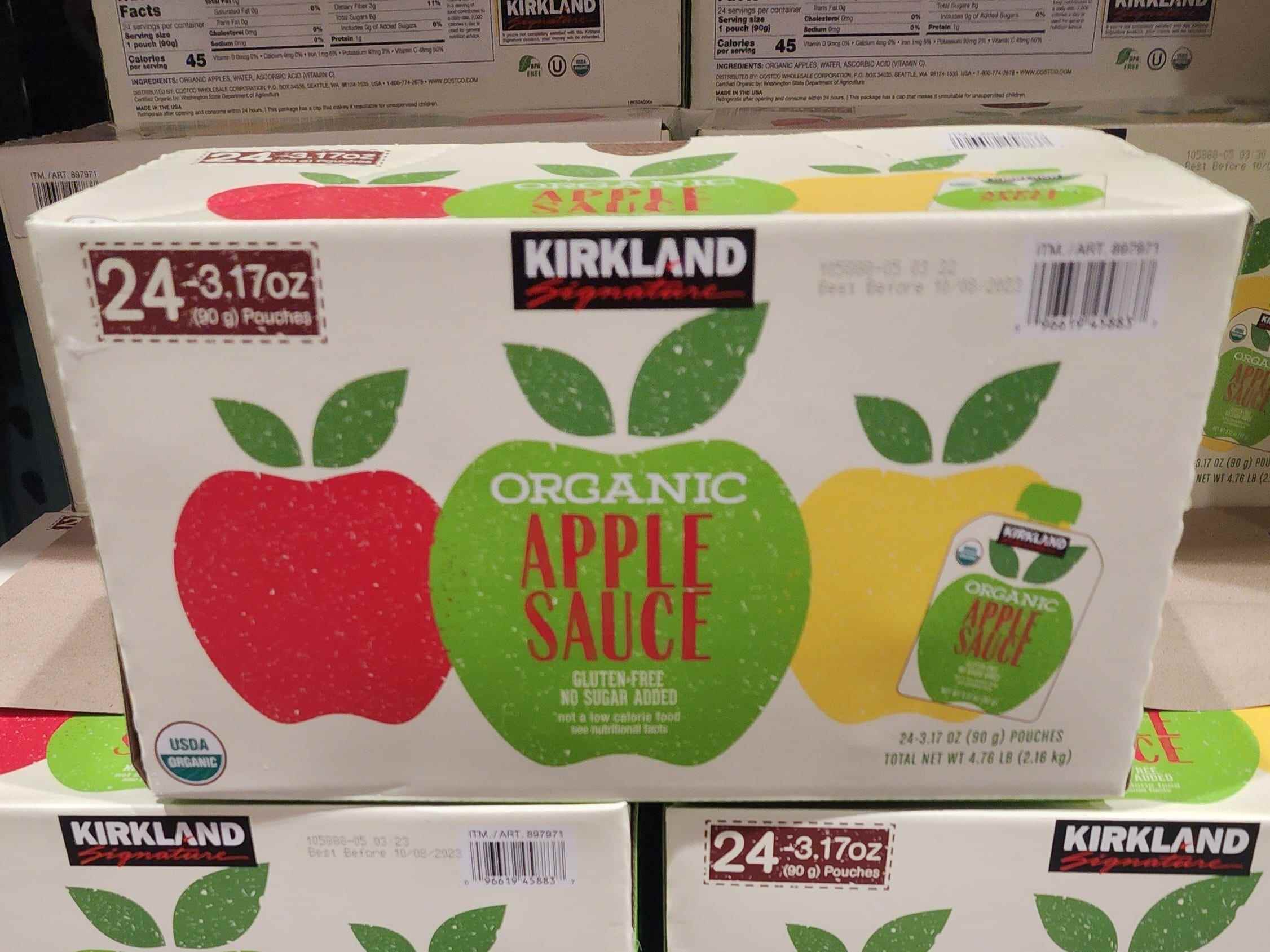 Eine Kiste Kirkland Signature Bio-Apfelmus