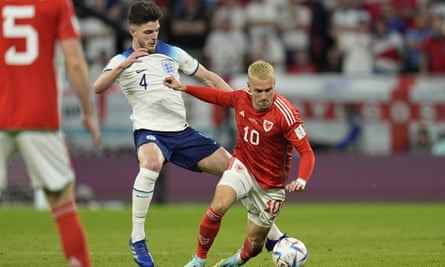 Der Engländer Declan Rice versucht, Aaron Ramsey beim 2:0-Sieg gegen Wales in der Gruppenphase den Ball abzunehmen.