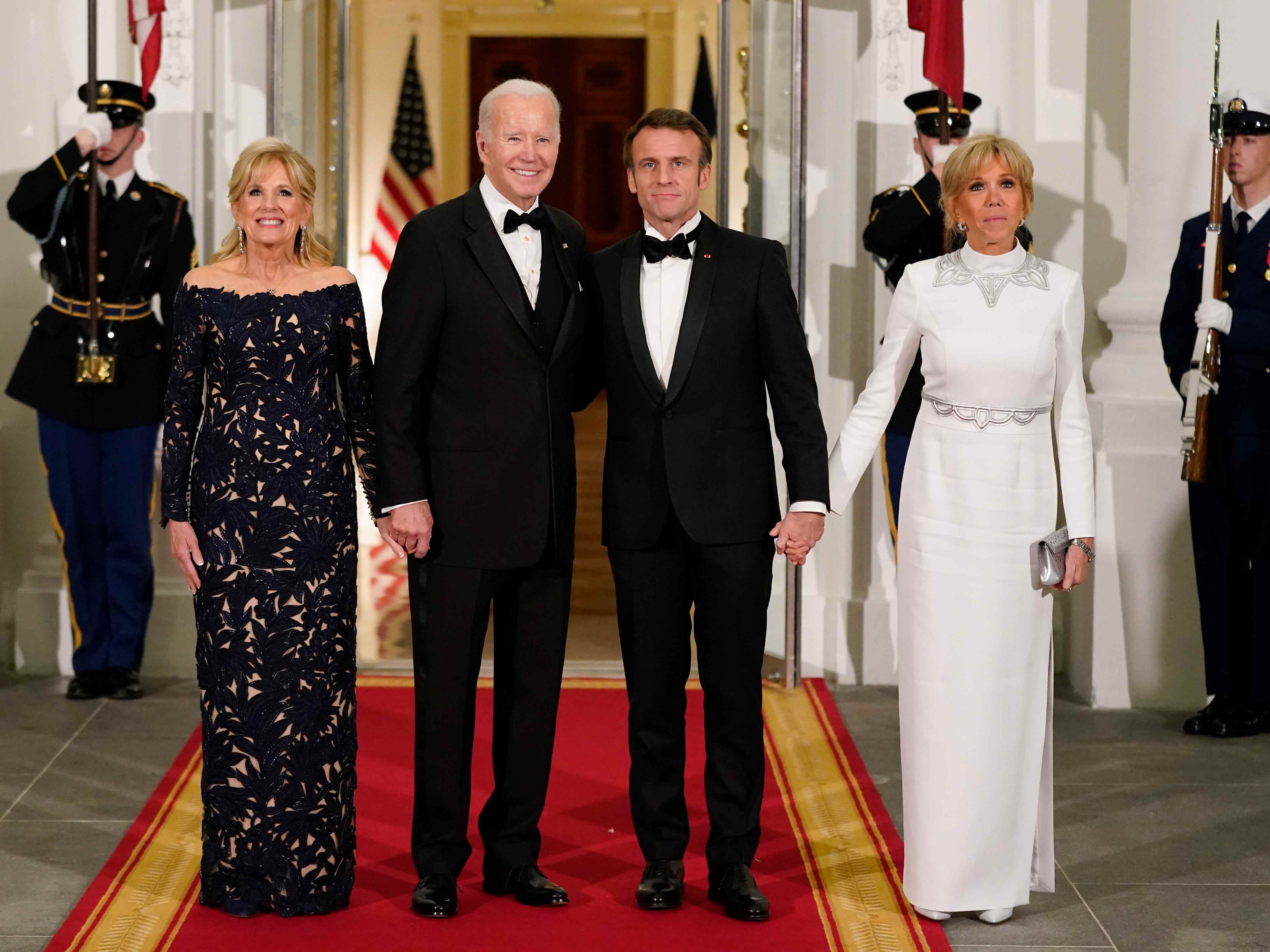 Die Bidens und die Macrons posieren für ein Foto im Weißen Haus.