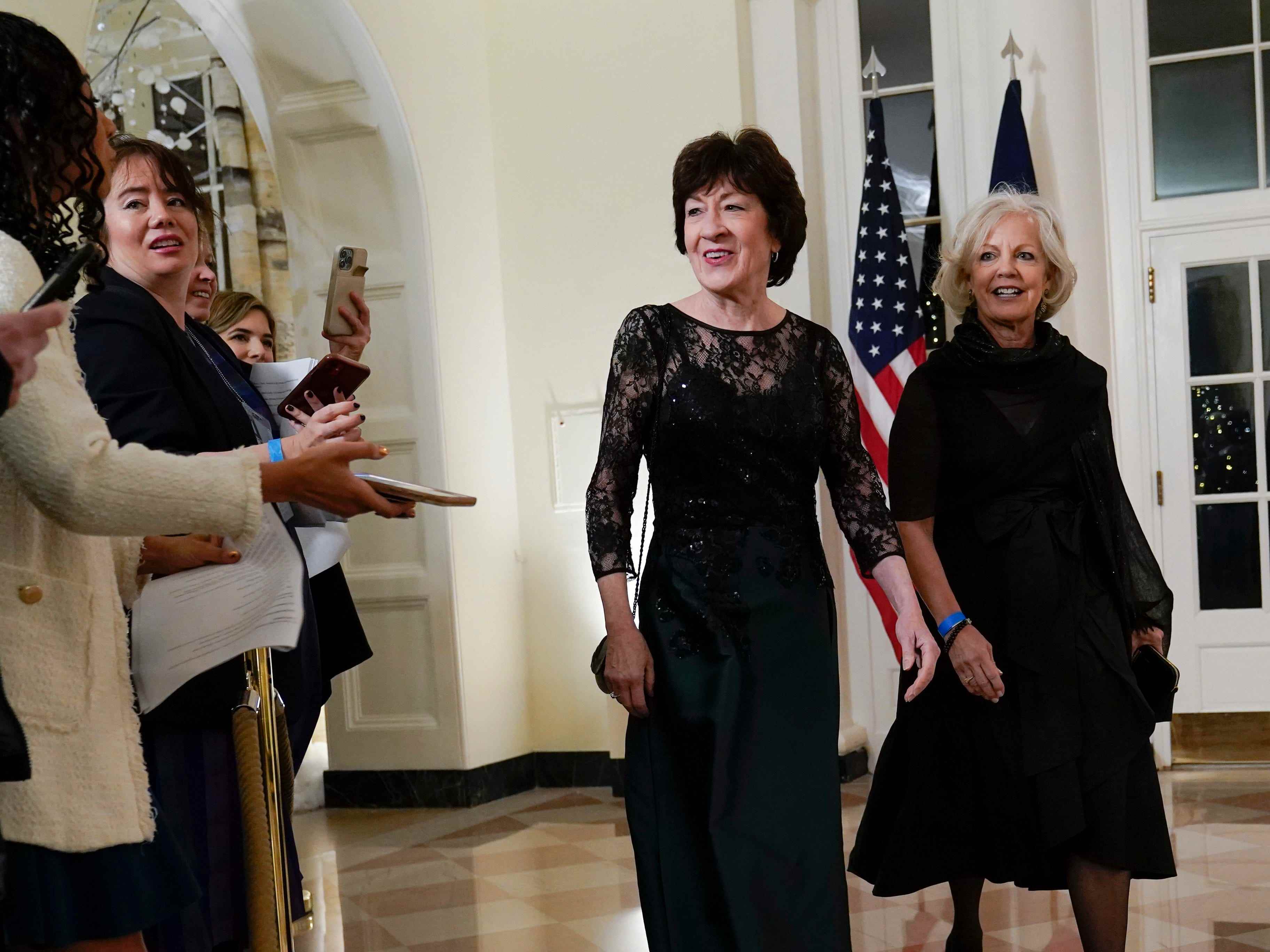 Senatorin Susan Collins, R-Maine, und Elizabeth McCandless treffen am Donnerstag, den 1. Dezember 2022, zum Staatsdinner mit Präsident Joe Biden und dem französischen Präsidenten Emmanuel Macron im Weißen Haus in Washington ein.