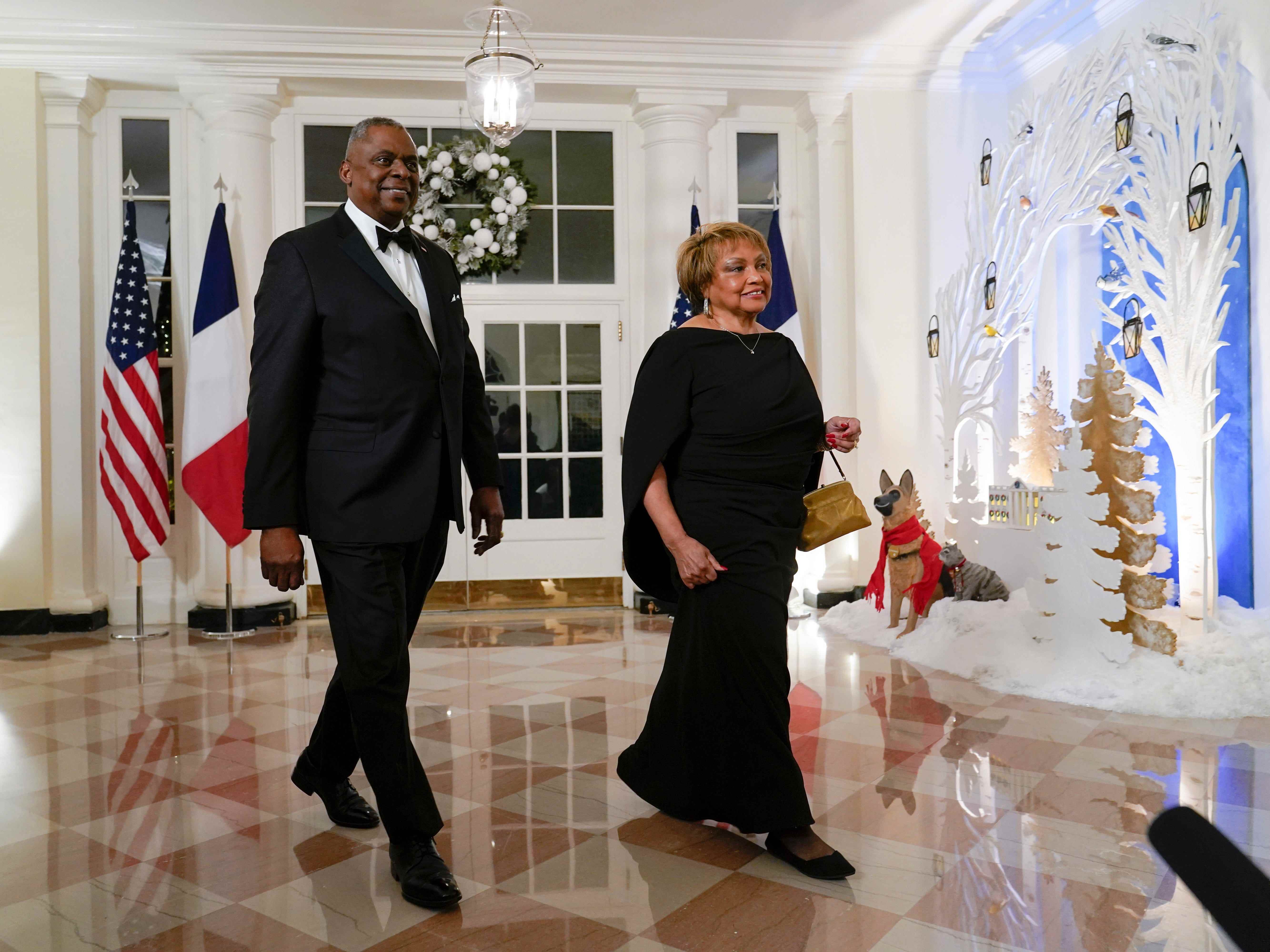 Verteidigungsminister Lloyd Austin und seine Frau Charlene Austin treffen am Donnerstag, den 1. Dezember 2022, zum Staatsdinner mit Präsident Joe Biden und dem französischen Präsidenten Emmanuel Macron im Weißen Haus in Washington ein.