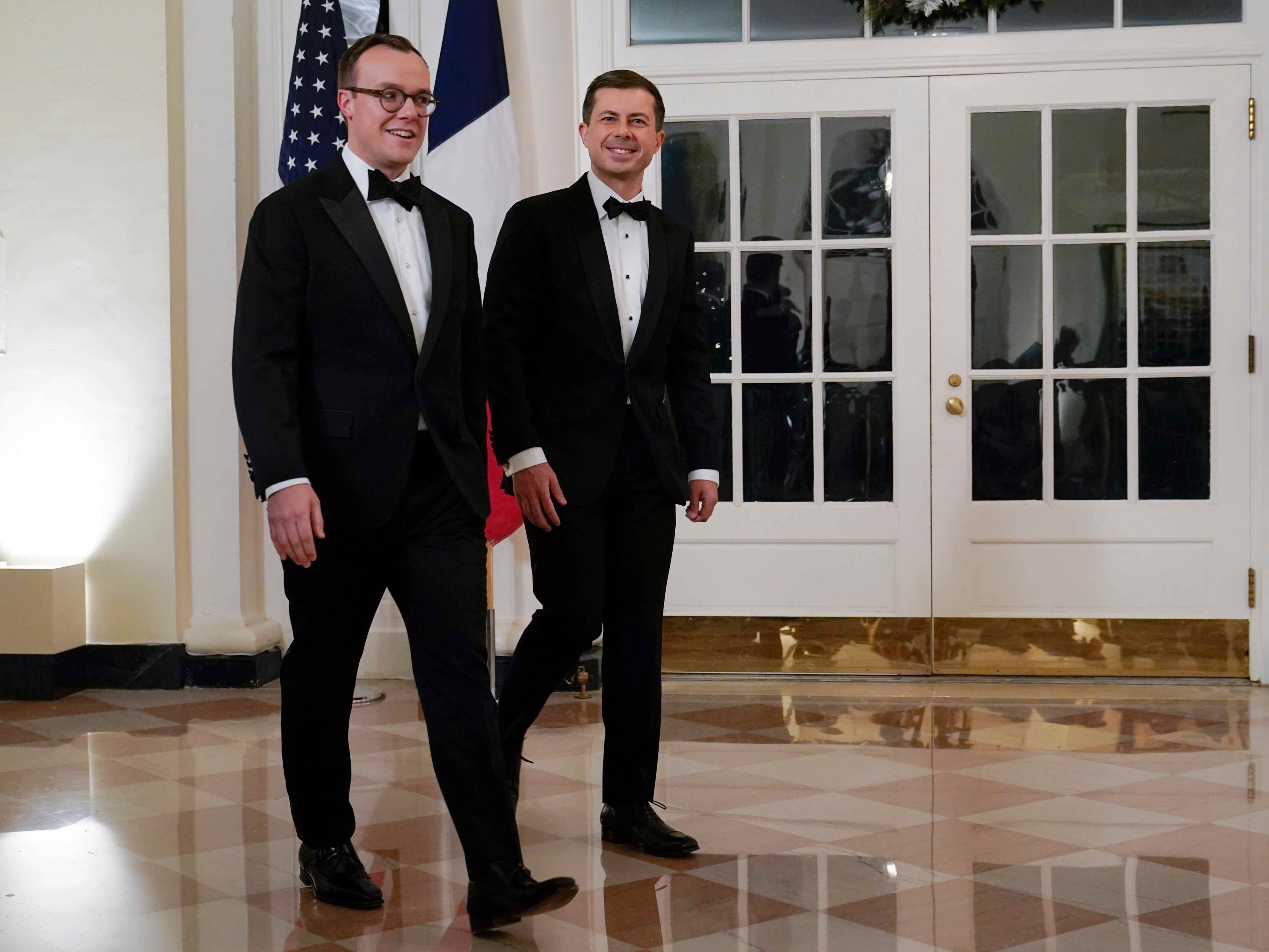 Verkehrsminister Pete Buttigieg und sein Ehemann Chasten Buttigieg treffen am Donnerstag, den 1. Dezember 2022, zum Staatsdinner mit Präsident Joe Biden und dem französischen Präsidenten Emmanuel Macron im Weißen Haus in Washington ein.