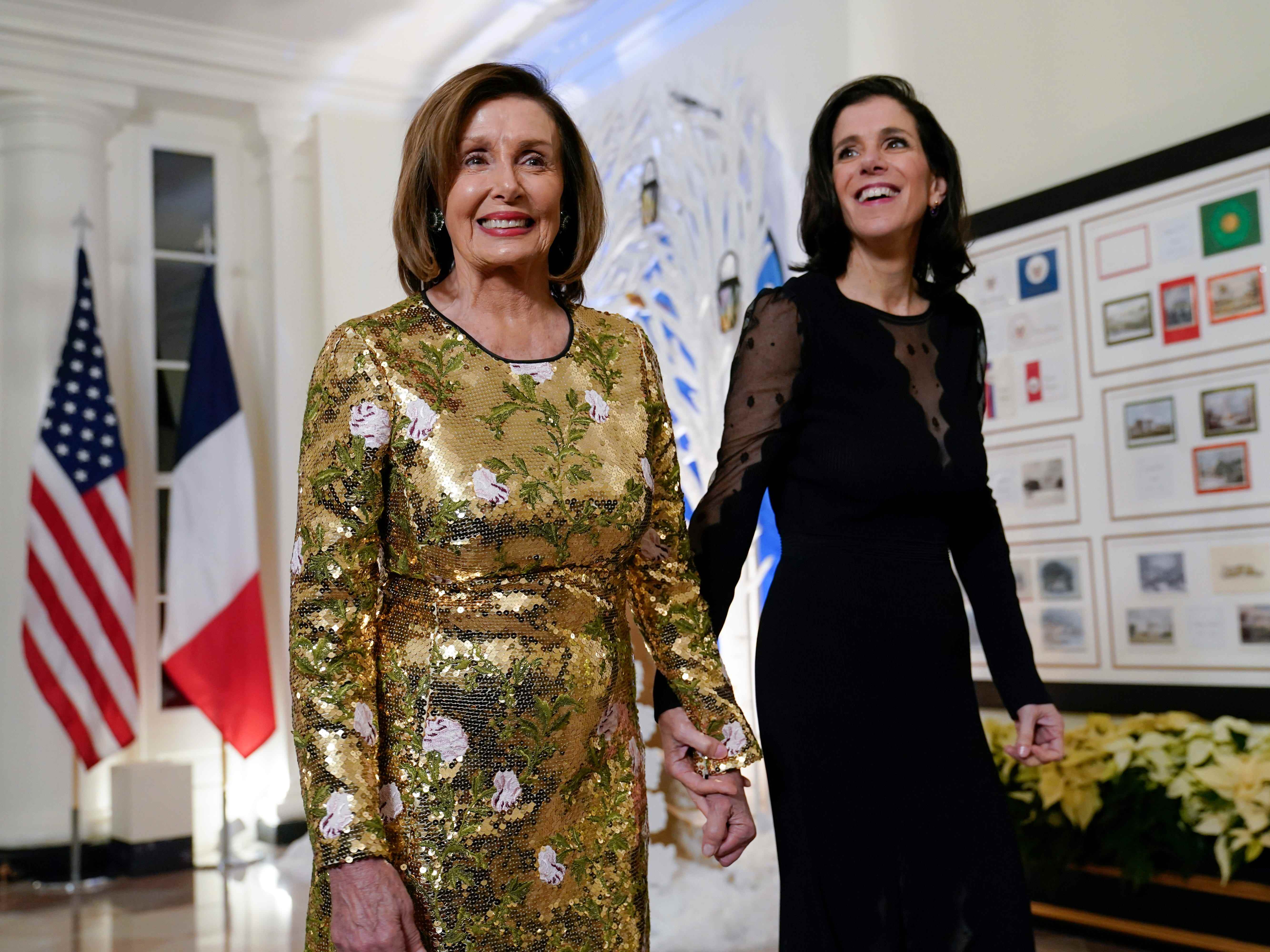 Die Sprecherin des Repräsentantenhauses, Nancy Pelosi aus Kalifornien, trifft am Donnerstag, den 1. Dezember 2022, zum Staatsdinner mit Präsident Joe Biden und dem französischen Präsidenten Emmanuel Macron im Weißen Haus in Washington ein.