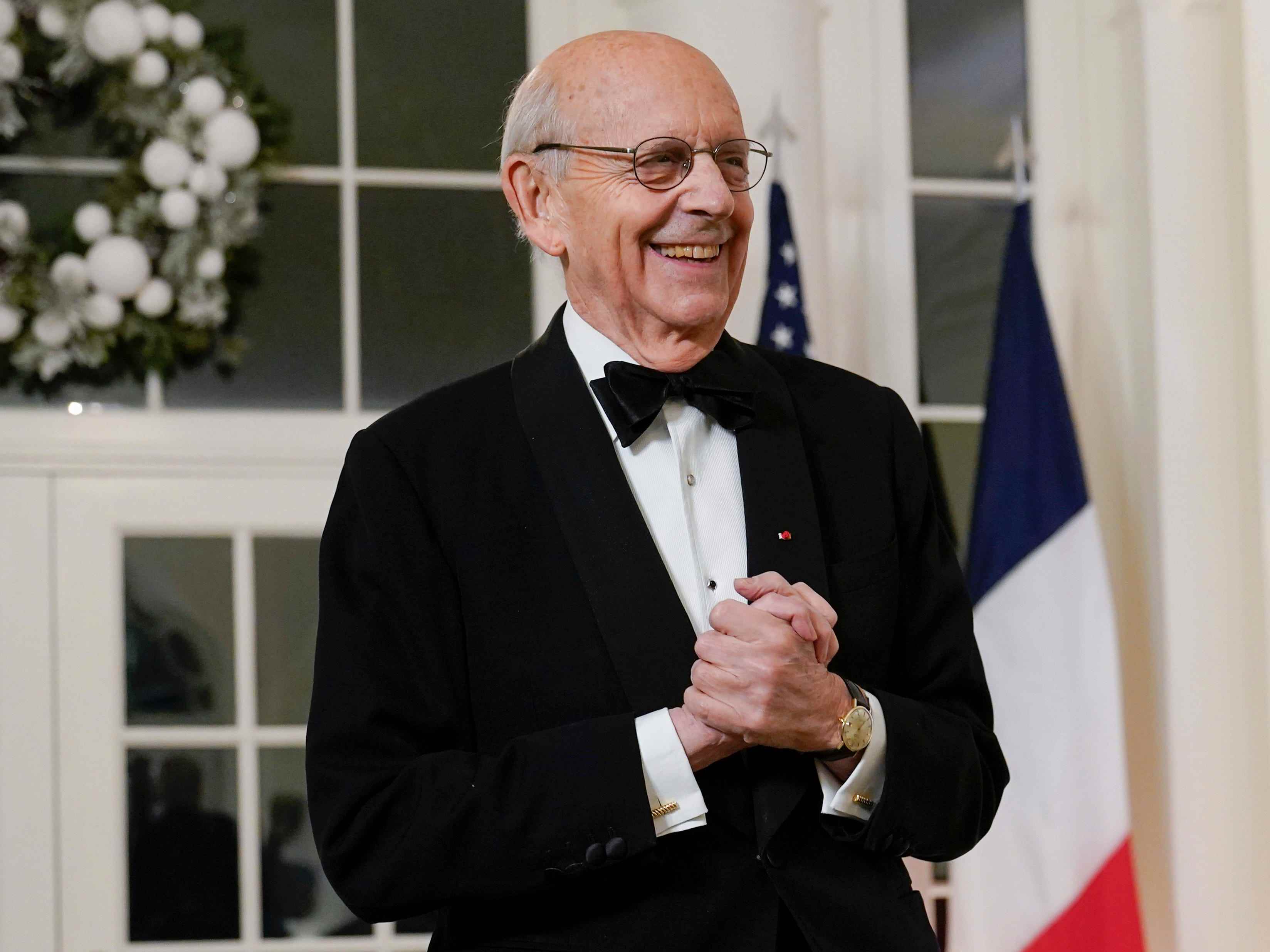 Stephen Breyer, stellvertretender Richter am Obersten Gerichtshof im Ruhestand, trifft am Donnerstag, den 1. Dezember 2022, zum Staatsdinner mit Präsident Joe Biden und dem französischen Präsidenten Emmanuel Macron im Weißen Haus in Washington ein.