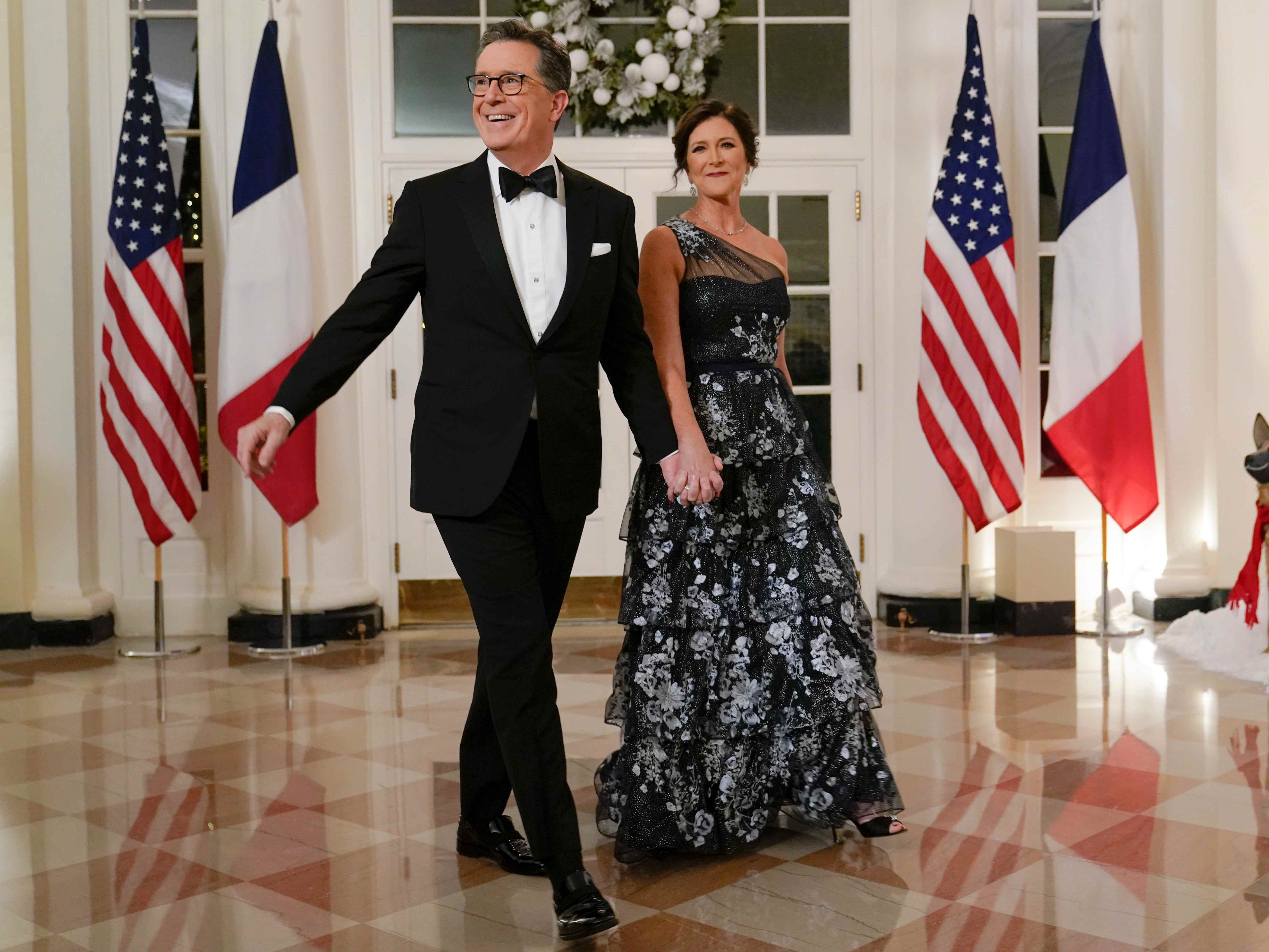 Late-Night-Talkshow-Moderator Stephen Colbert und seine Frau Evelyn McGee-Colbert treffen am Donnerstag, den 1. Dezember 2022, zum Staatsdinner mit Präsident Joe Biden und dem französischen Präsidenten Emmanuel Macron im Weißen Haus in Washington ein.