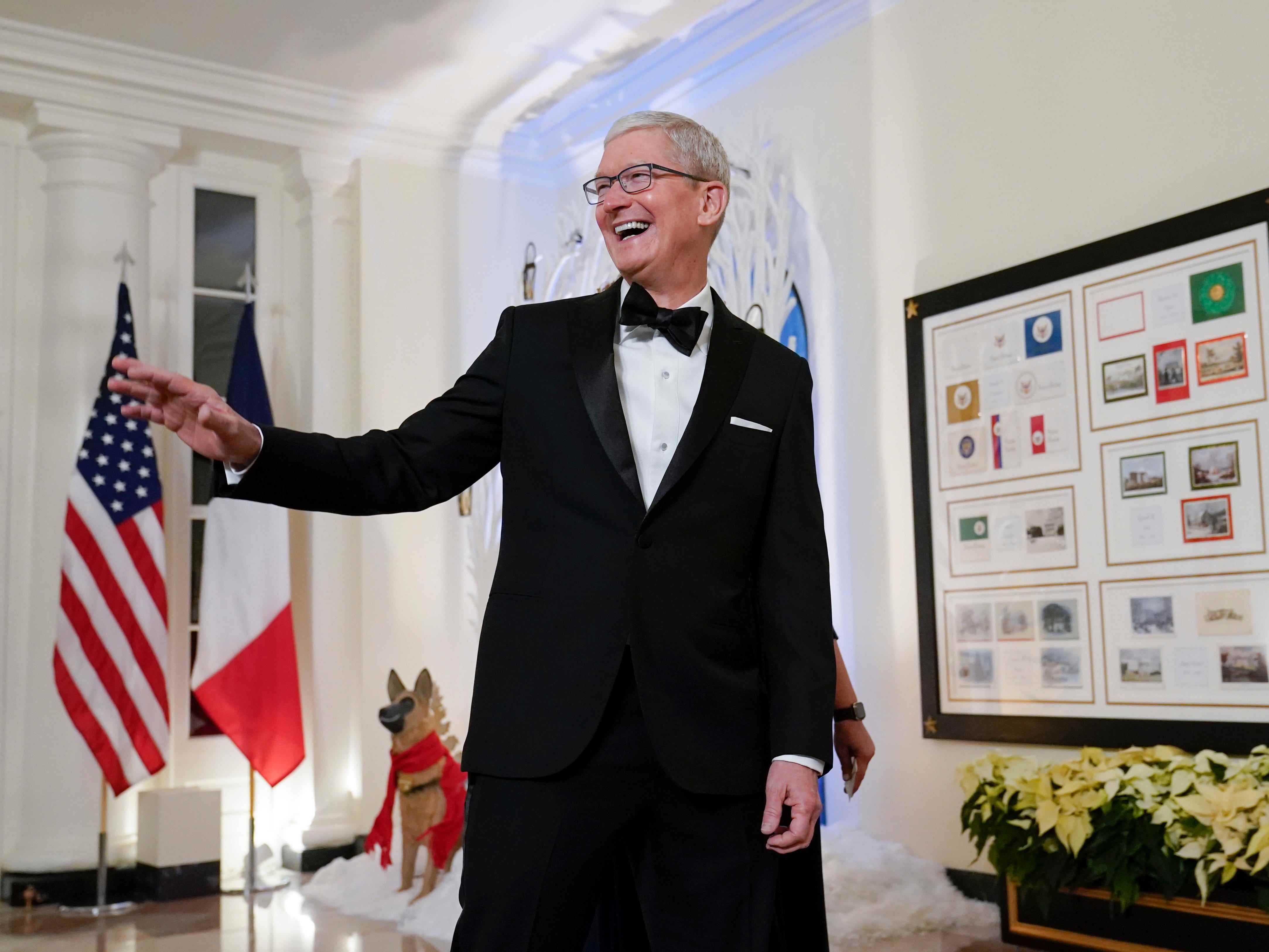Apple CEO Tim Cook trifft am Donnerstag, den 1. Dezember 2022, zum Staatsdinner mit Präsident Joe Biden und dem französischen Präsidenten Emmanuel Macron im Weißen Haus in Washington ein.