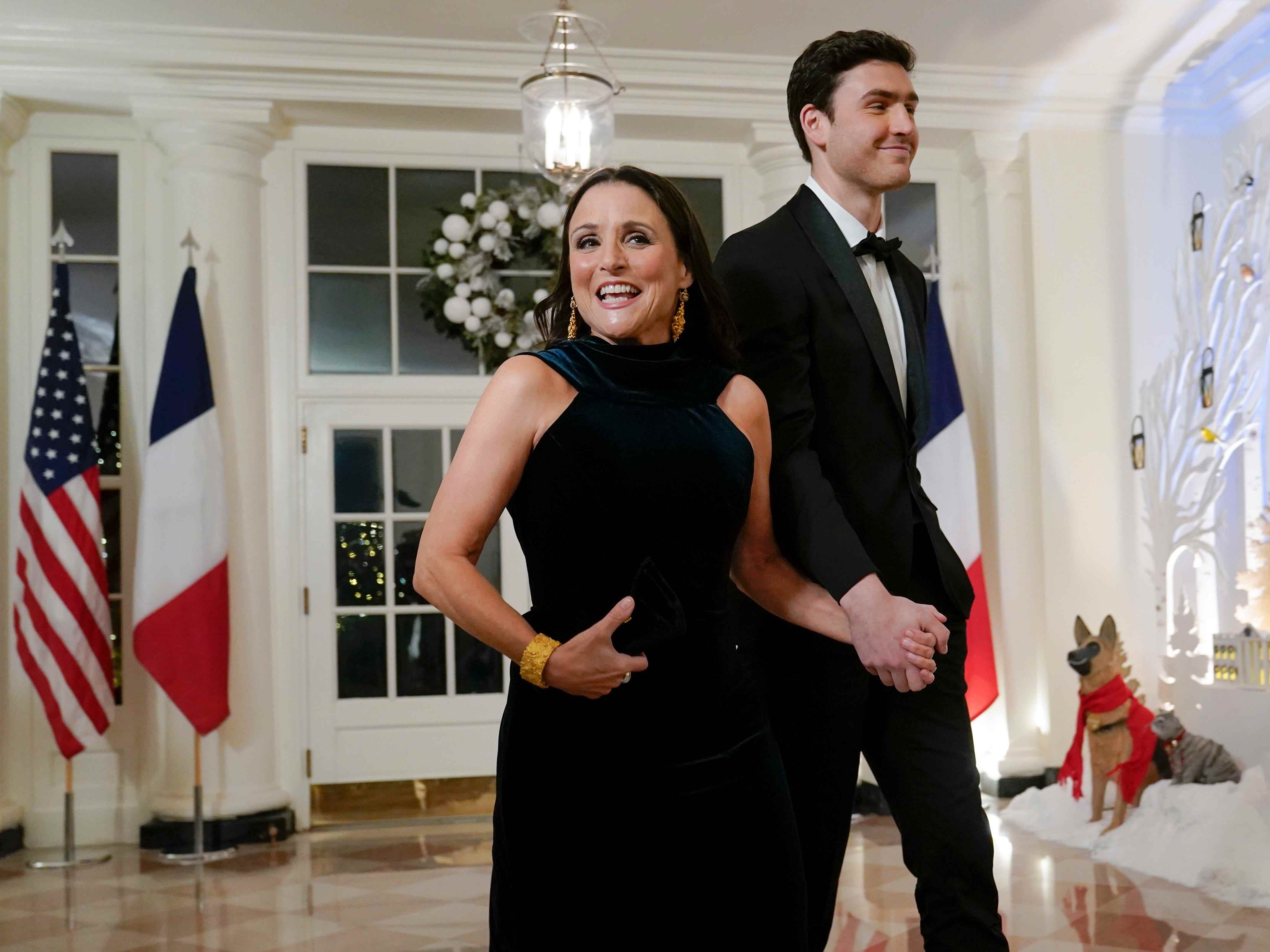 Die Schauspielerin Julia Louis-Dreyfus und ihr Sohn, der Schauspieler Charlie Hall, treffen am Donnerstag, den 1. Dezember 2022, zum Staatsdinner mit Präsident Joe Biden und dem französischen Präsidenten Emmanuel Macron im Weißen Haus in Washington ein.