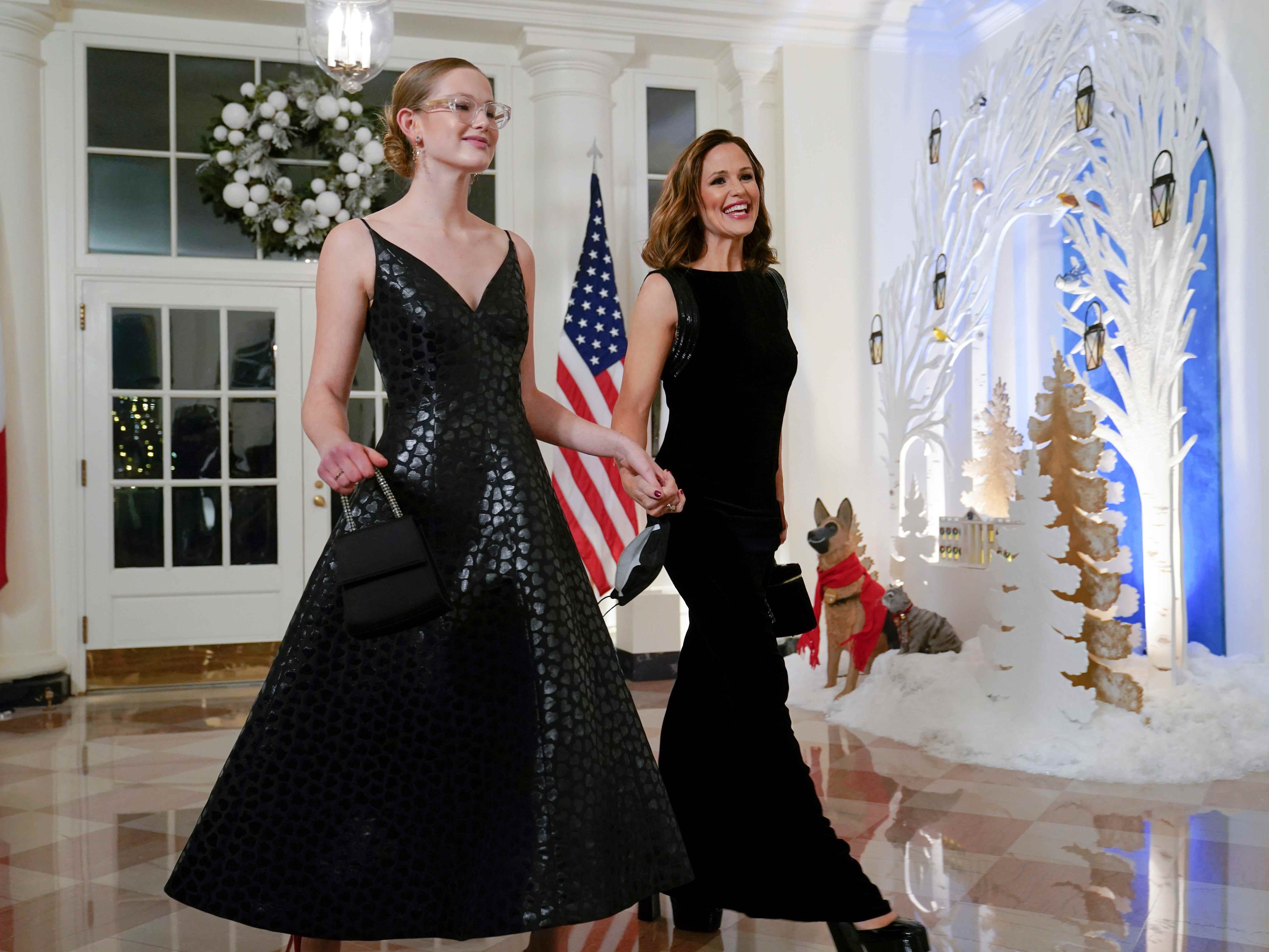 Die Schauspielerin Jennifer Garner kommt mit ihrer Tochter zum Staatsdinner mit Präsident Joe Biden und dem französischen Präsidenten Emmanuel Macron am Donnerstag, den 1. Dezember 2022, im Weißen Haus in Washington an.