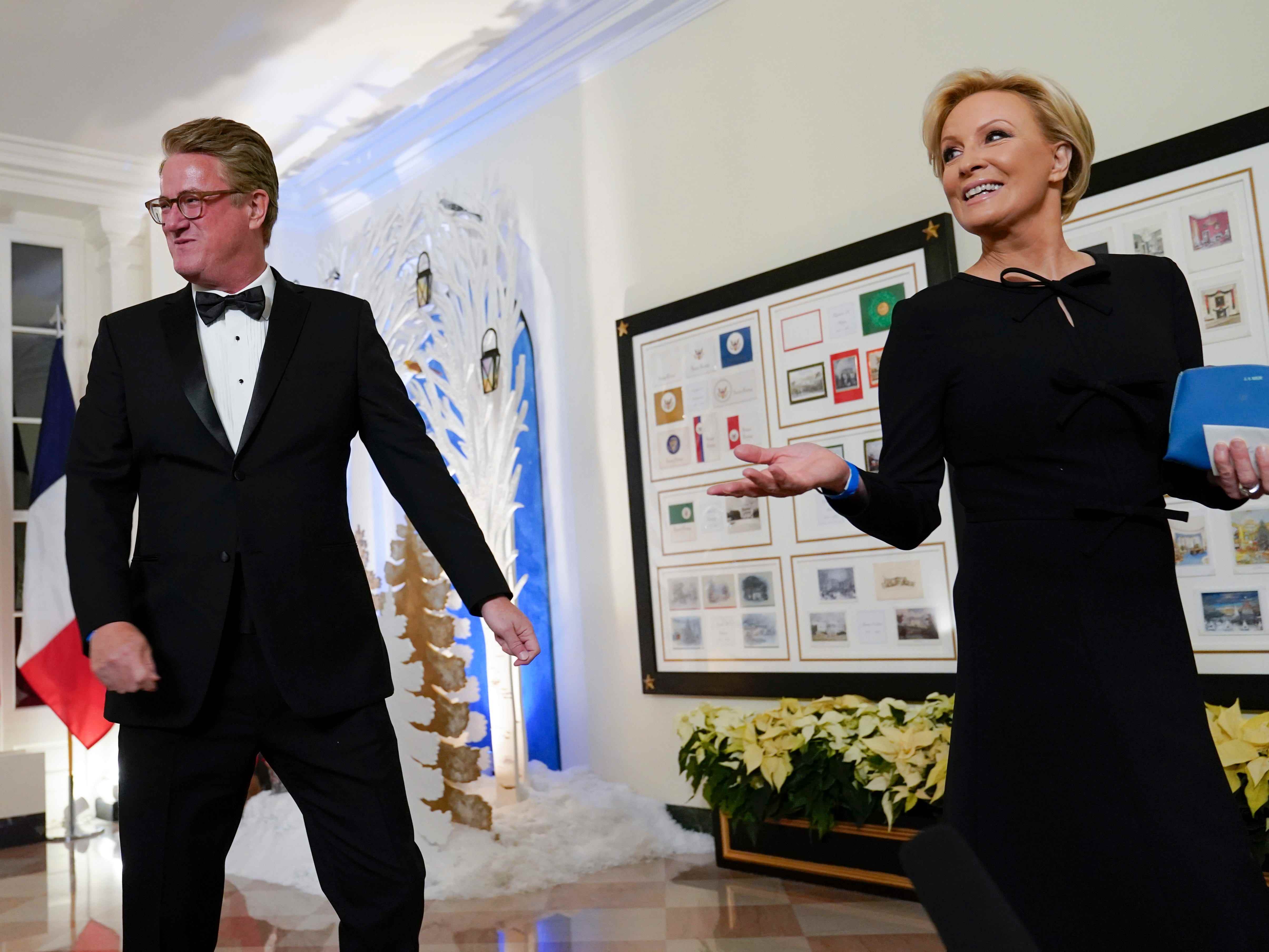 MSNBC-Fernsehmoderator Joe Scarboroughof und seine Frau Mika Brzezinski treffen am Donnerstag, den 1. Dezember 2022, zum Staatsdinner mit Präsident Joe Biden und dem französischen Präsidenten Emmanuel Macron im Weißen Haus in Washington ein.