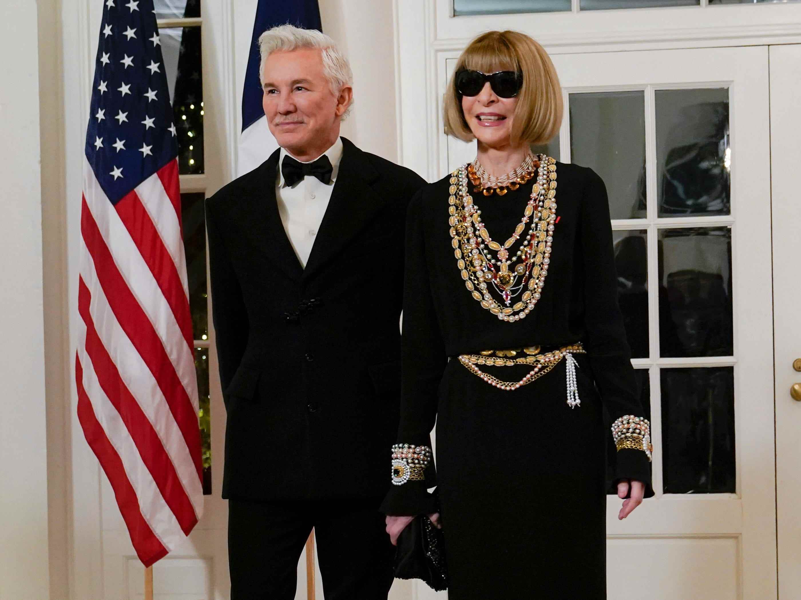 Baz Luhrmann und Anna Wintour treffen am Donnerstag, den 1. Dezember 2022, zum Staatsdinner mit Präsident Joe Biden und dem französischen Präsidenten Emmanuel Macron im Weißen Haus in Washington ein.