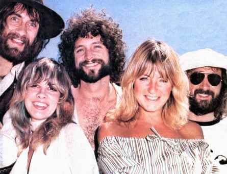 LR: Mick Fleetwood, Stevie Nicks, Lindsey Buckingham, Christine McVie und John McVie, alle mit einem breiten Lächeln, um 1975.