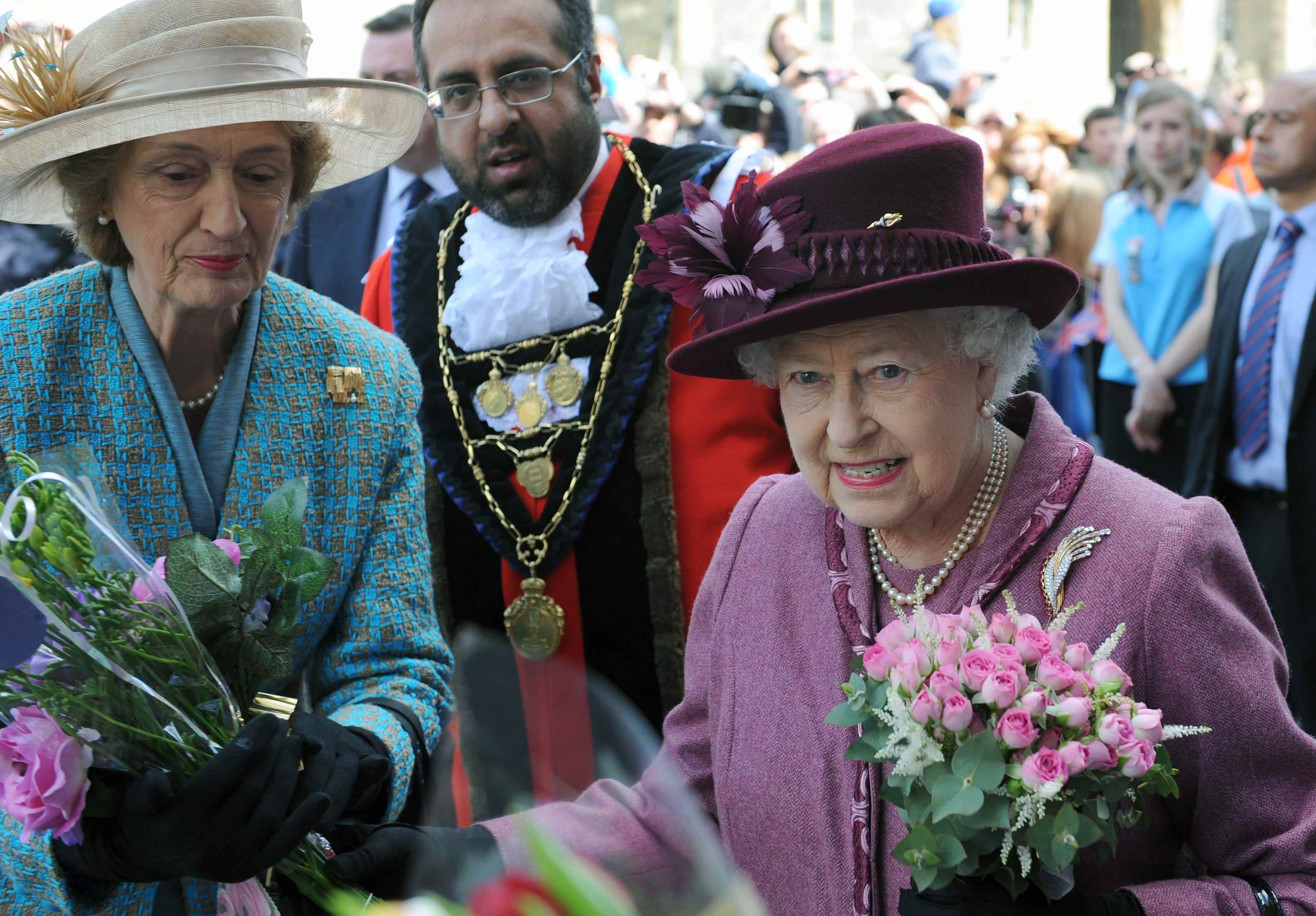Königin Elizabeth II. unternimmt in Begleitung ihrer Hofdame Lady Susan Hussey einen Rundgang anlässlich ihres diamantenen Thronjubiläums am 30. April 2012.