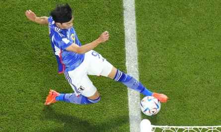 Der Japaner Kaoru Mitoma überquert den Ball.