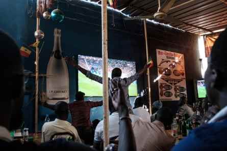 Ein senegalesischer Fußballfan feiert während eines WM-Spiels in einer örtlichen Sportbar in Dakar.