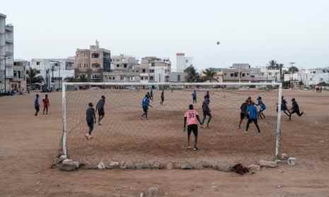 Ein Fußballspiel auf einem Sandplatz im nördlichen Dakar-Viertel N'gor.