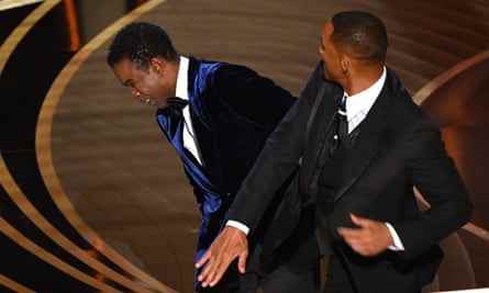   Smith schlägt Chris Rock bei den Oscars.