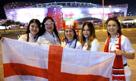 Eine Gruppe englischer Fans aus Thailand vor dem Ahmad-bin-Ali-Stadion vor dem Spiel gegen Wales.