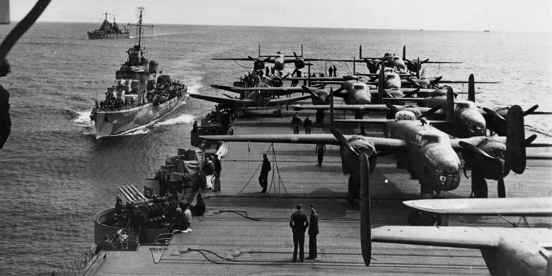 Besatzungen und ihre B-25 Mitchell-Bomber sind auf dem Deck der USS Hornet aufgereiht, um sich auf ihren Überfall auf kaiserliche japanische Militär- und Industrieziele im April 1942 vorzubereiten.