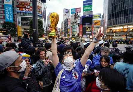 Japanische Fans feiern nach dem Spiel in Tokio.