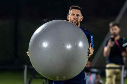 Lionel Messi am Freitag im Training am Ball.