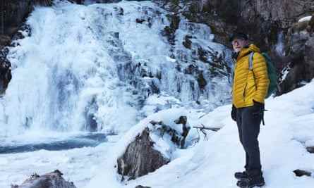 Kevin Rushby an einem gefrorenen Wasserfall im Ahrntal.