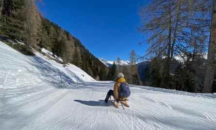 Sophie startet vom Skigebiet Speikboden auf der Rodelbahn nach unten.