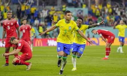 Der Brasilianer Casemiro (Mitte) jubelt, nachdem er das Führungstor seiner Mannschaft gegen die Schweiz erzielt hat.