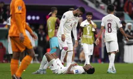 Katars Spieler reagieren am Ende des Spiels gegen die Niederlande, nachdem sie den Rekord für die schlechteste Leistung eines Gastgeberlandes bei einer Weltmeisterschaft seit Beginn der Weltmeisterschaft im Jahr 1930 aufgestellt haben.