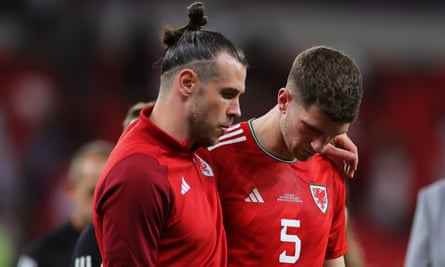 Gareth Bale (links) aus Wales und Teamkollege Chris Mepham reagieren nach dem vorzeitigen Ende ihrer WM-Saison.