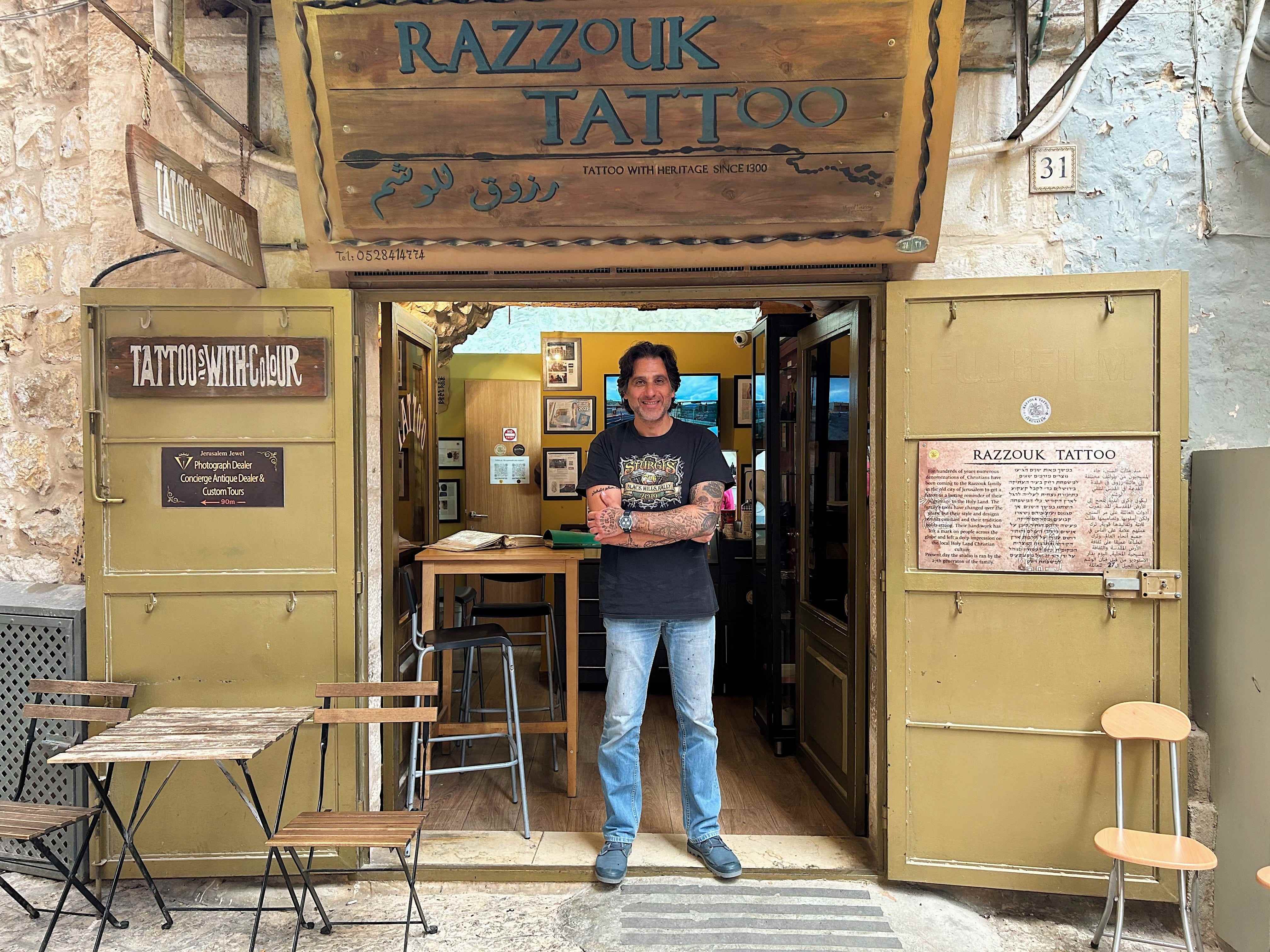 Ein Mann steht vor einem Tattoo-Studio in Jerusalem.