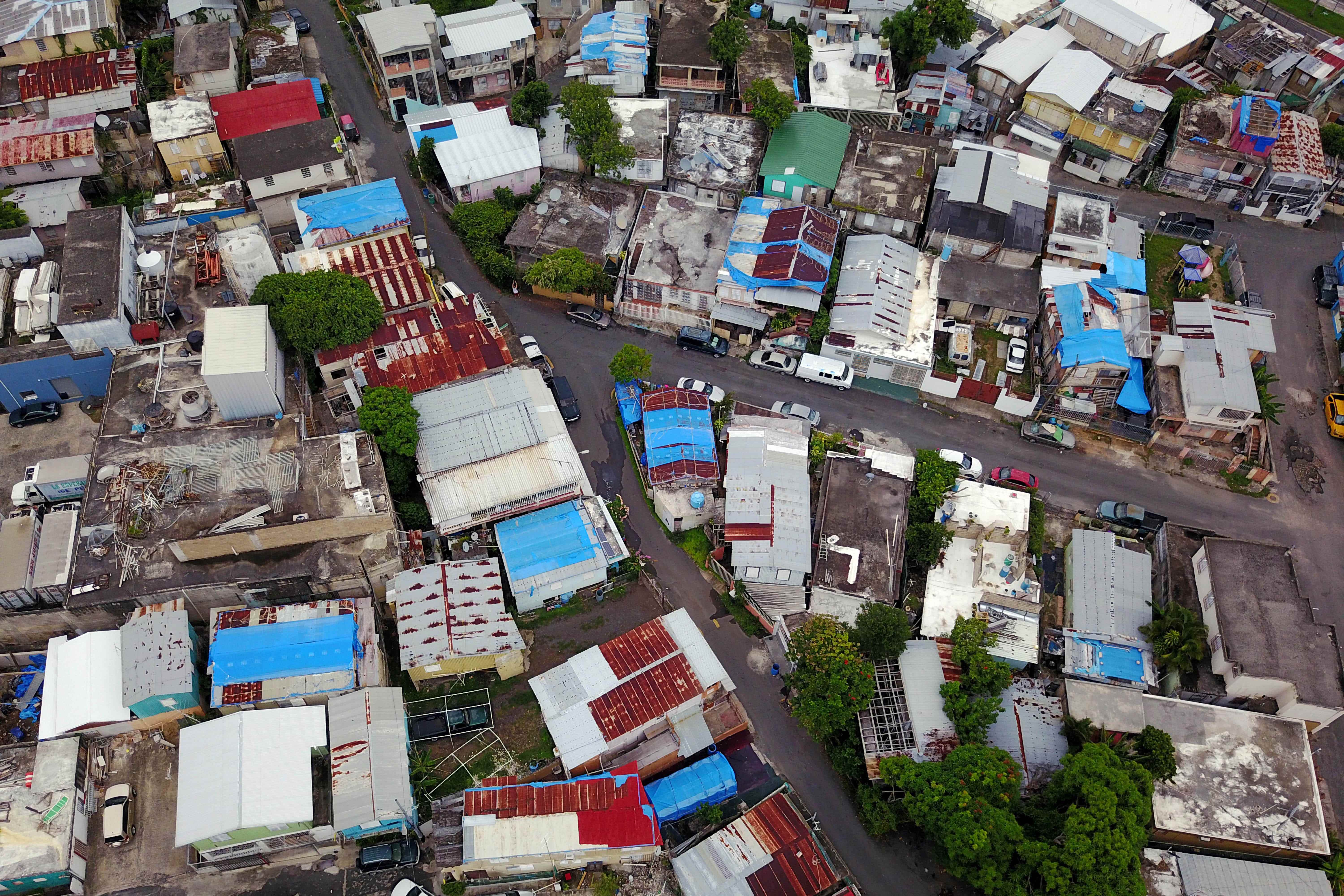 Blaue Planen, die von der FEMA ausgegeben wurden, bedecken mehrere Dächer, zwei Jahre nachdem der Hurrikan Maria die Insel in San Juan, Puerto Rico, am 18. September 2019 getroffen hatte.