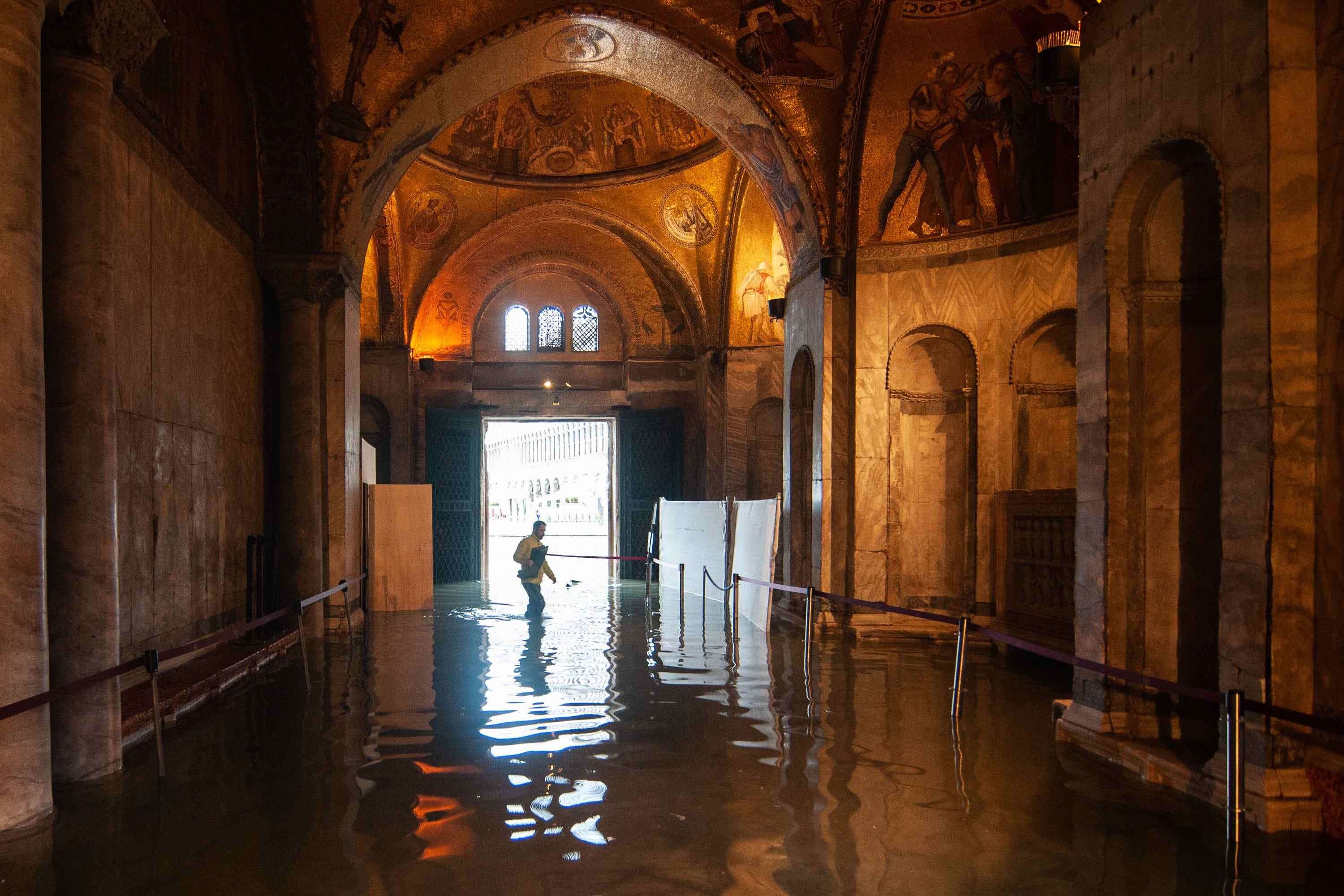 Ein Blick in den überfluteten Markusdom während einer außergewöhnlichen Flut am 13. November 2019 in Venedig, Italien.
